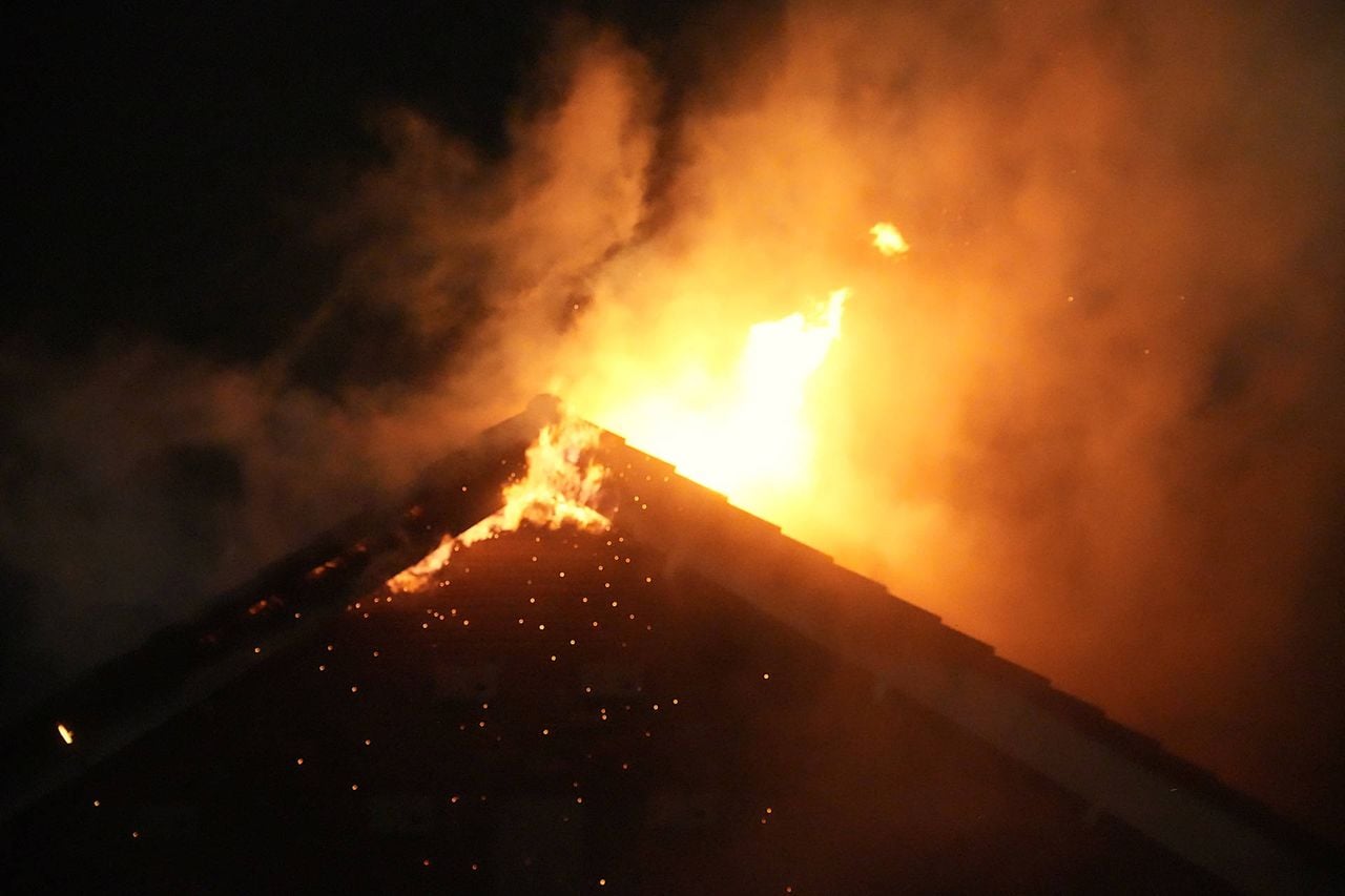 Het dak van de woning staat in brand (Foto: Jeroen Stuve / Persbureau Heitink.)