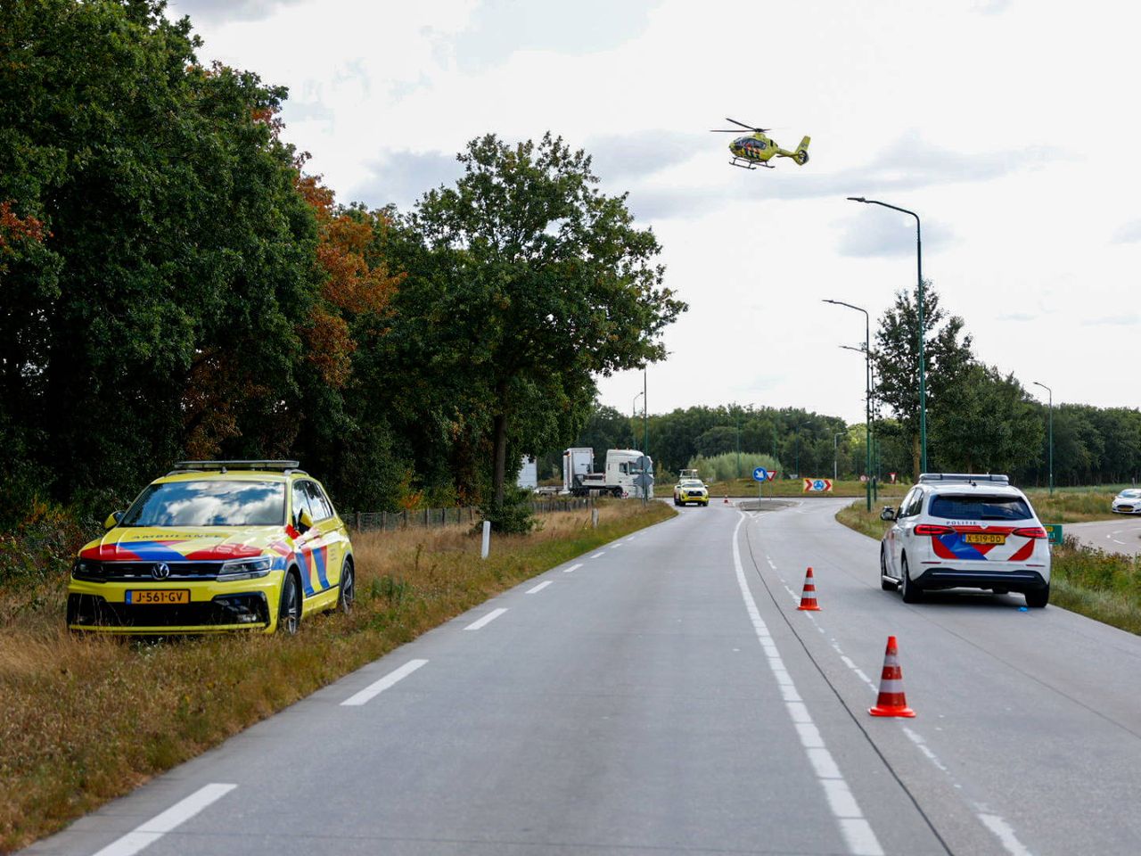 Ook een traumahelikopter werd opgeroepen (foto: Addy Smits/Persbureau Heitink).