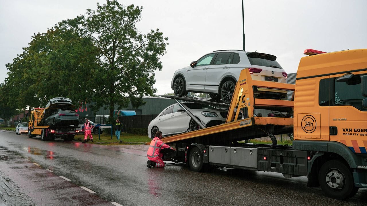 Twee takelwagens staan bijna klaar voor vertrek (foto: Erik Haverhals/Persbureau Heitink).