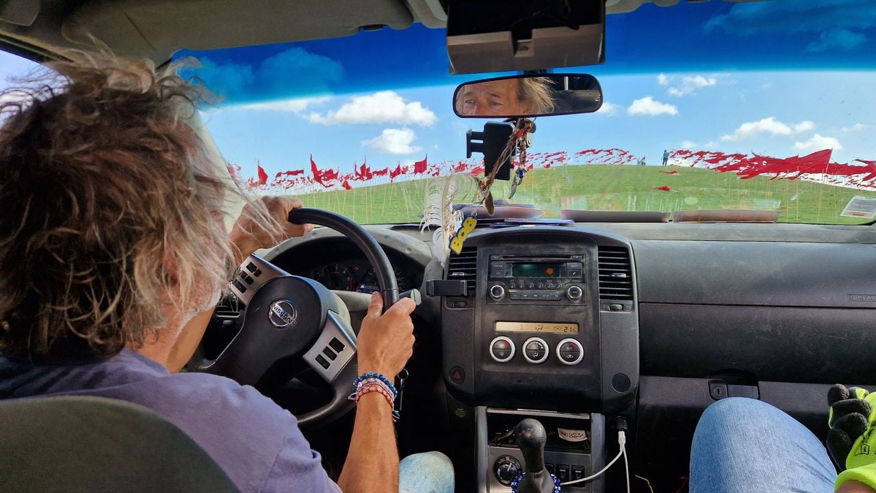 Jean Paul de Vries rijdt met een nieuwe lading vlaggen de heuvel op (foto: Tom Berkers).