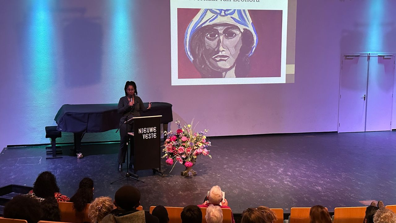 Joandi Hartendorp geeft een lezing op de docentendag over het slavernijverleden (foto: Ronald Sträter).