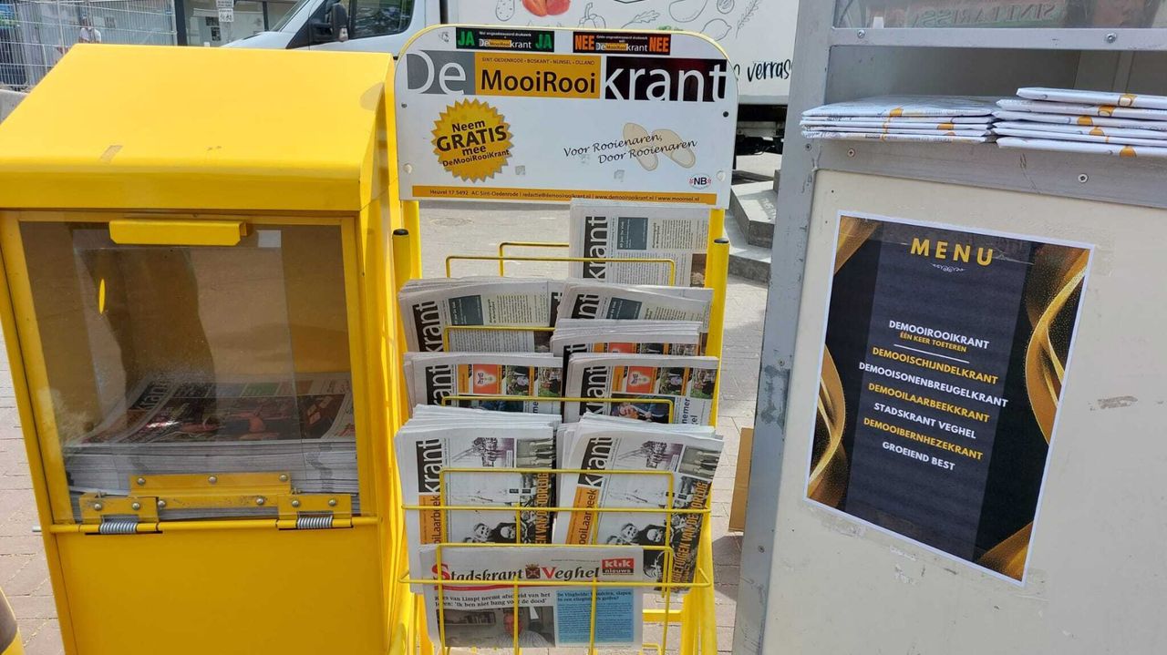 De krantenbak vol lokale weekbladen uit verschillende dorpen (foto: Tom Berkers).