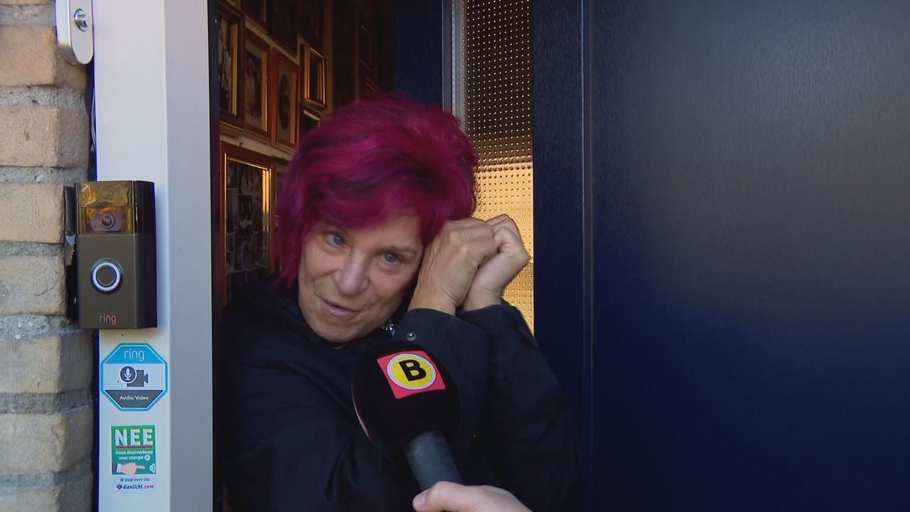 Anita doet voor hoe de man met een tas voor zijn gezicht wegliep (foto: Omroep Brabant).