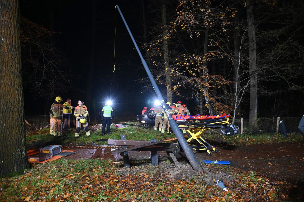 De bestuurder raakte met de auto ook nog een lantaarnpaal en een bankje (foto: Perry Roovers/SQ Vision).