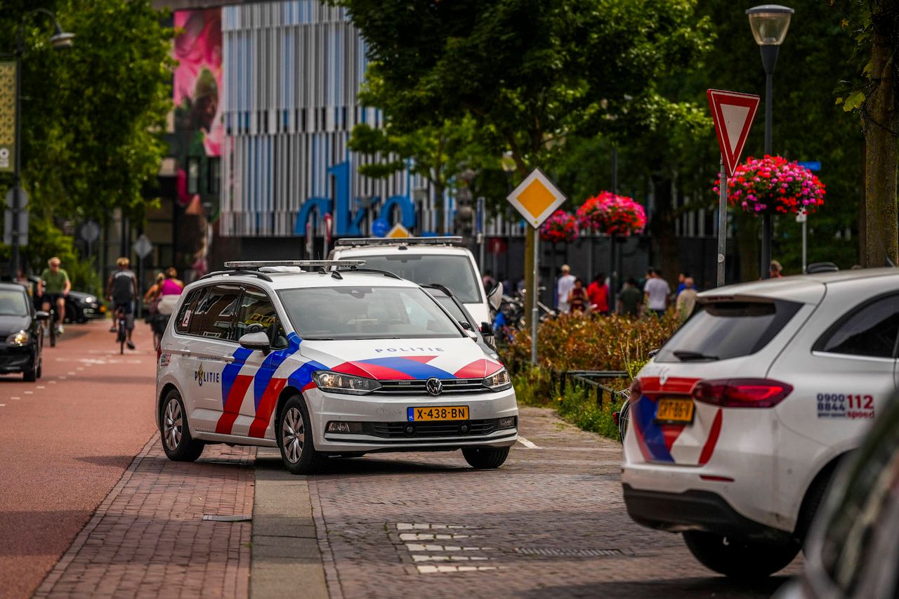 In de directe omgeving staan diverse politiewagens (foto: Persbureau Heitink).