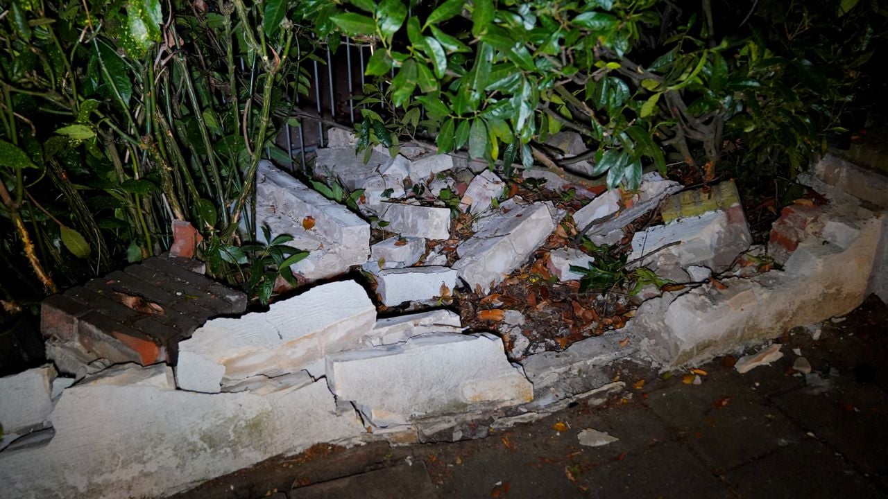 Ook dit muurtje werd geraakt (Foto: Bart Meesters / Persbureau Heitink).