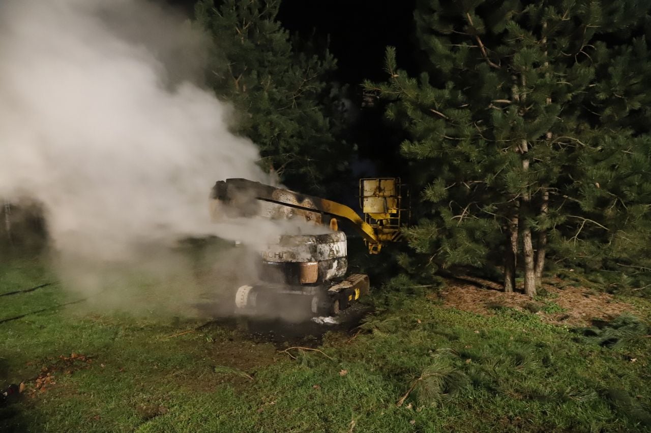 De hoogwerker in neutrale stand was snel geblust (foto: Saskia Kusters).