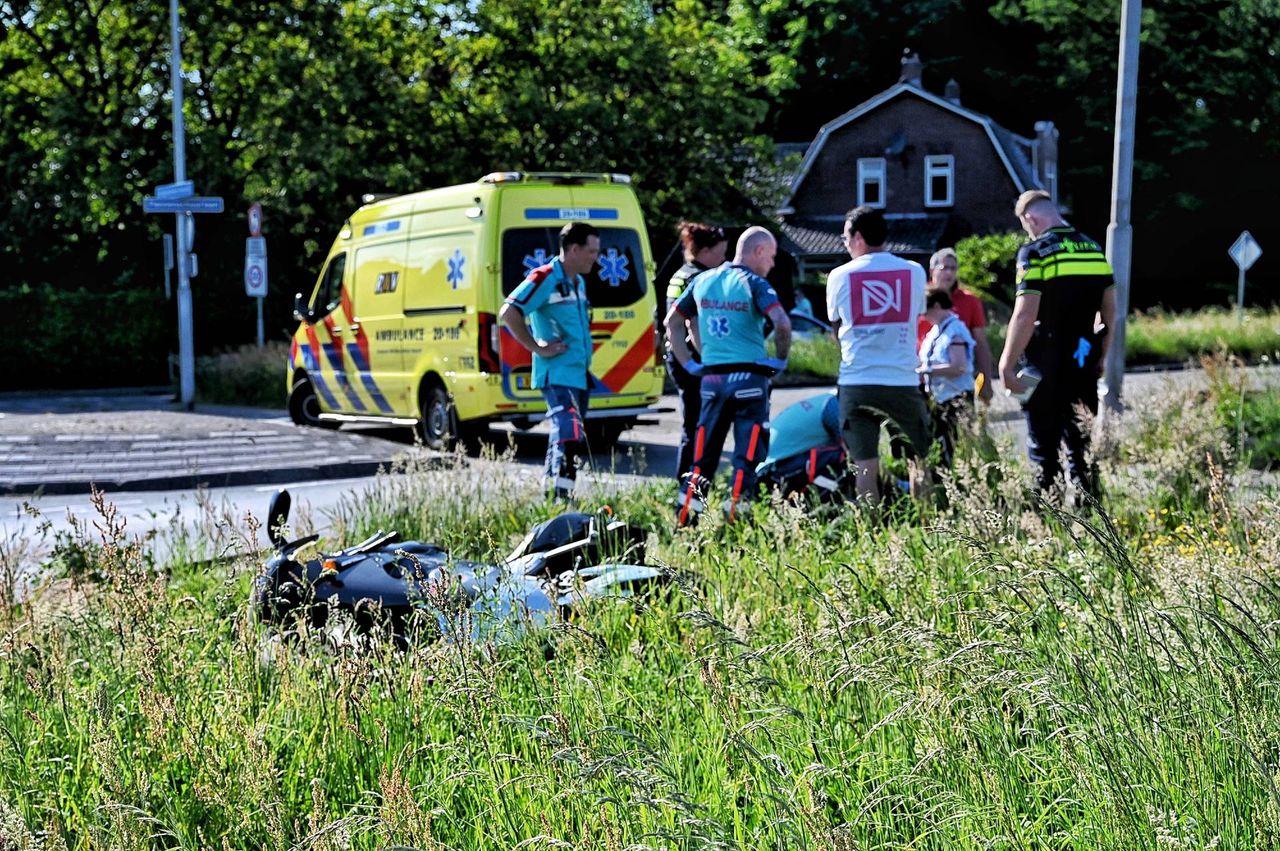 Politie en ambulancepersoneel ontfermen zich over de motorrijder (foto: Toby de Kort/Persbureau Heitink).