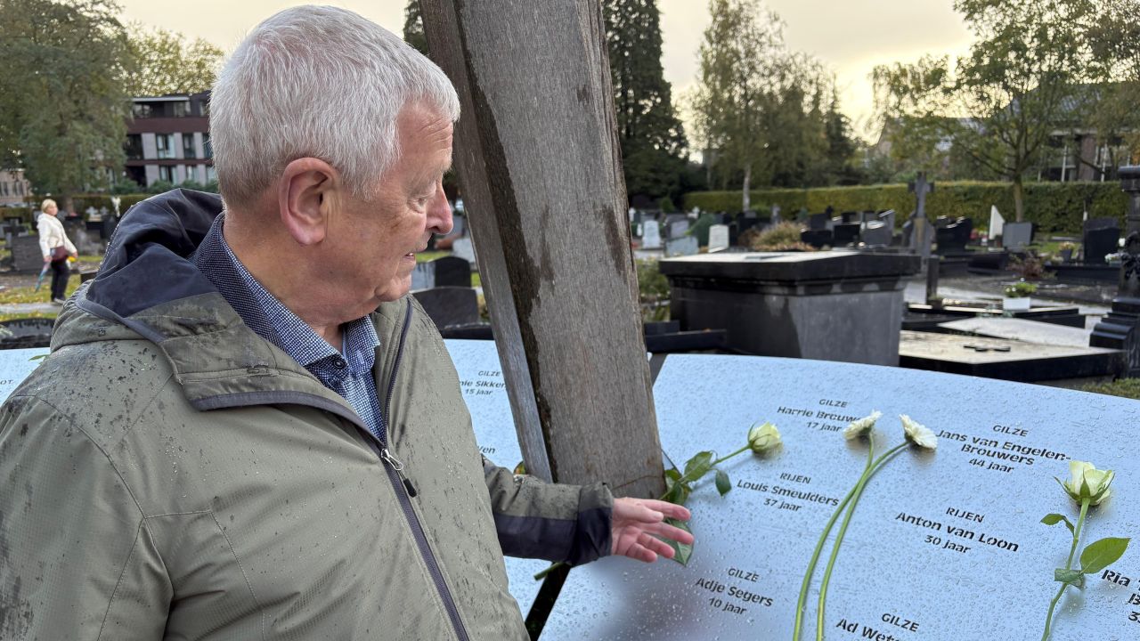 Herman Smeulders bij het monument voor onder andere zijn vader (foto: Pieter Soethout)