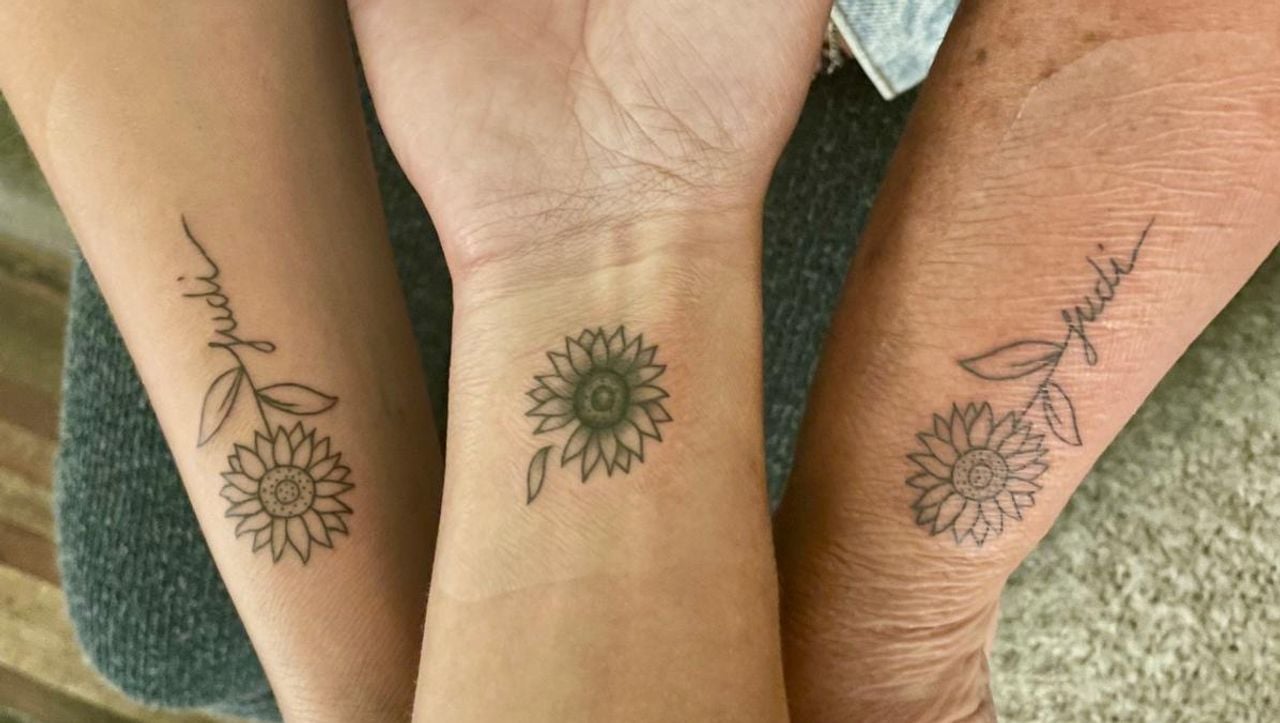 De zonnebloemtattoo's van Marieke en haar twee dochters (privéfoto).