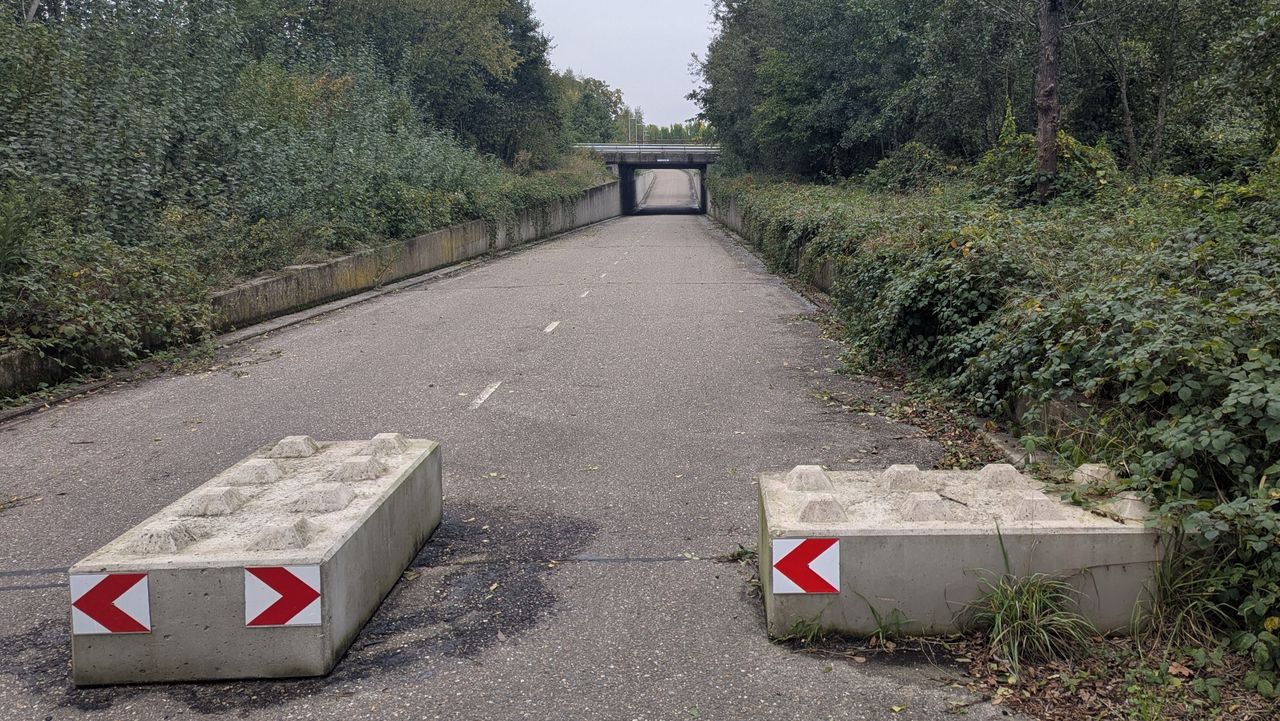Een deel van de weg en de tunnel geblokkeerd door grote blokken beton (foto: Tom Berkers).