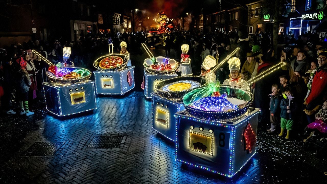 De lichtjesoptocht in Zwammegat (Standdaarbuiten)(foto: EYE4images).