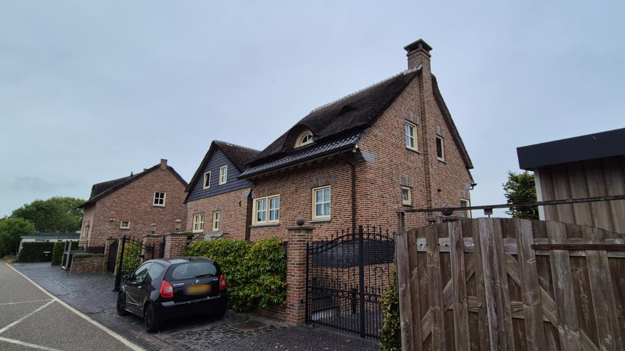 Naast stacaravans staan er ook riante woningen op het vakantiepark in Veen (foto: Niek de Bruijn).