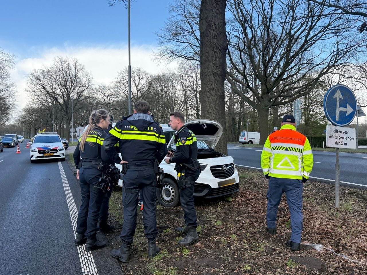 Auto met pech (foto: Bart Meesters). 