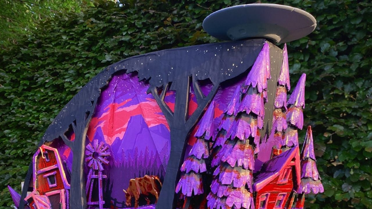 Een maquette van de Corso-wagen van buurtschap Laer-Akkermolen uit Zundert, waar een UFO bovenop prijkt (foto: buurtschap Laer-Akkermolen).