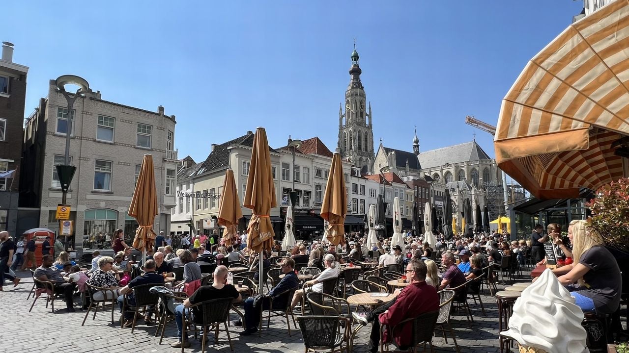 Met zonder jas op het terras: kon gewoon deze mooie zaterdag! (foto: H. Voermans)