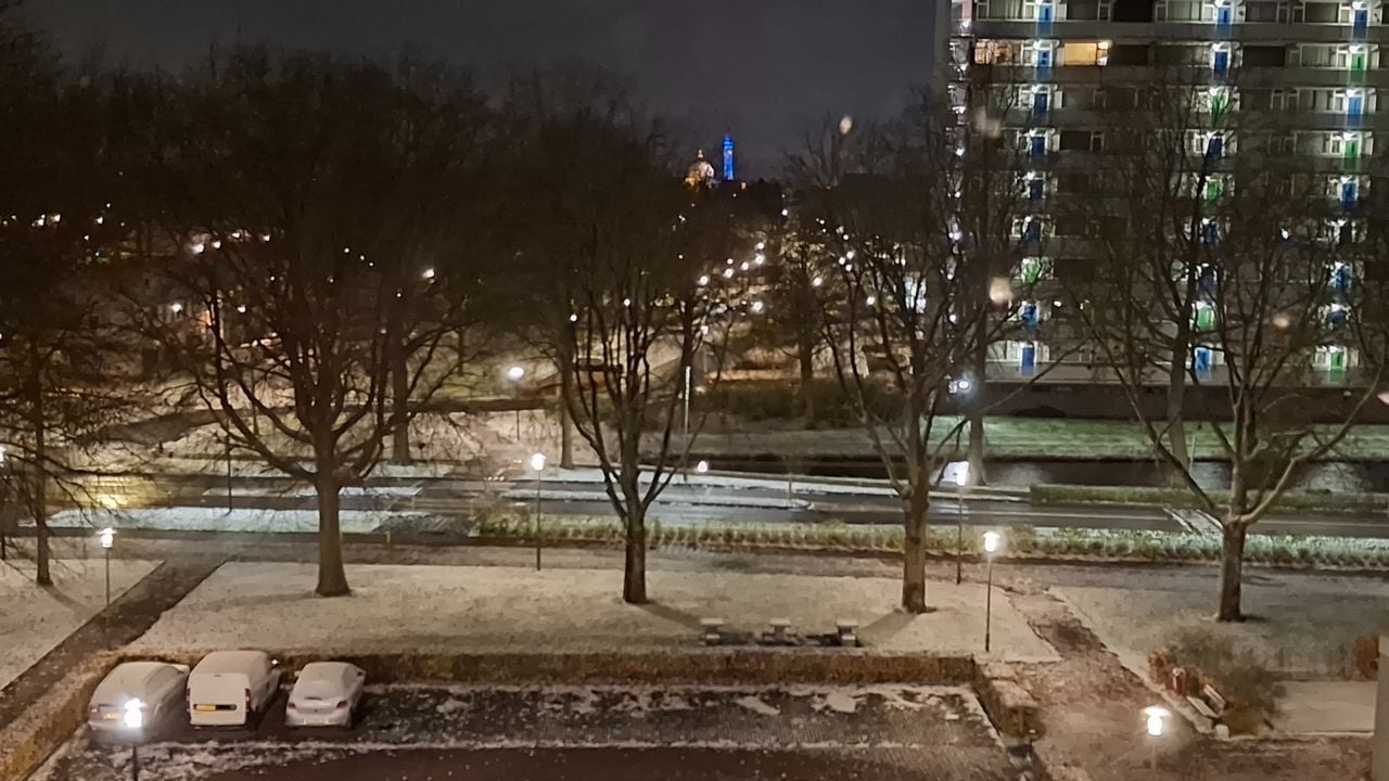 Ook Waalwijk werd zondagochtend wakker onder een dunne witte deken (foto: Martha Kivits).