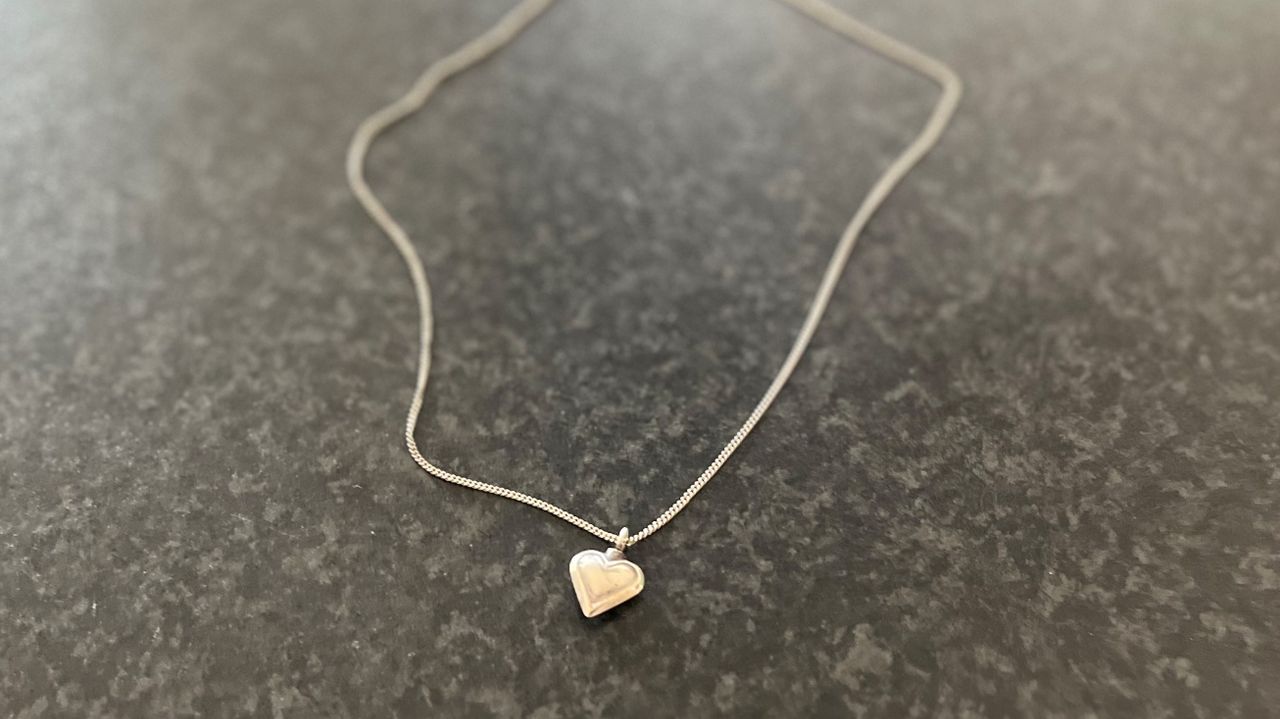 Het hangertje met de as van haar overleden moeder (foto: Rogier van Son). 