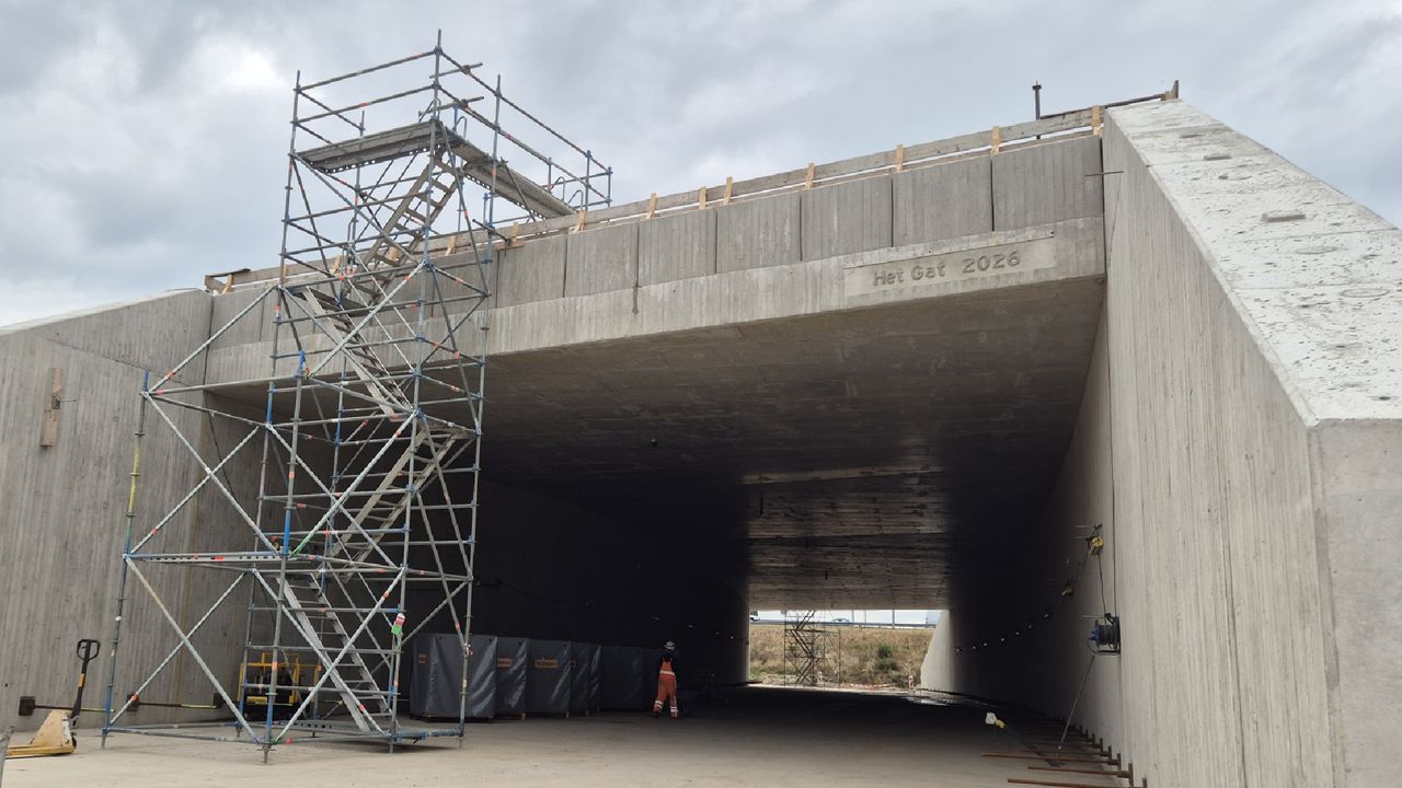 Een bouwvakker aan het werk bij de onderdoorgang van knooppunt Hooipolder (foto: Niek de Bruijn)