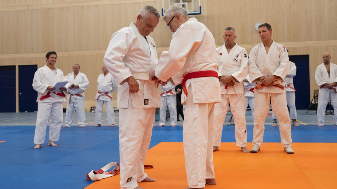 René Lange krijgt de band omgeknoopt van zijn voorbeeld Wim van Vorstenbos (foto: Bram Geurts).