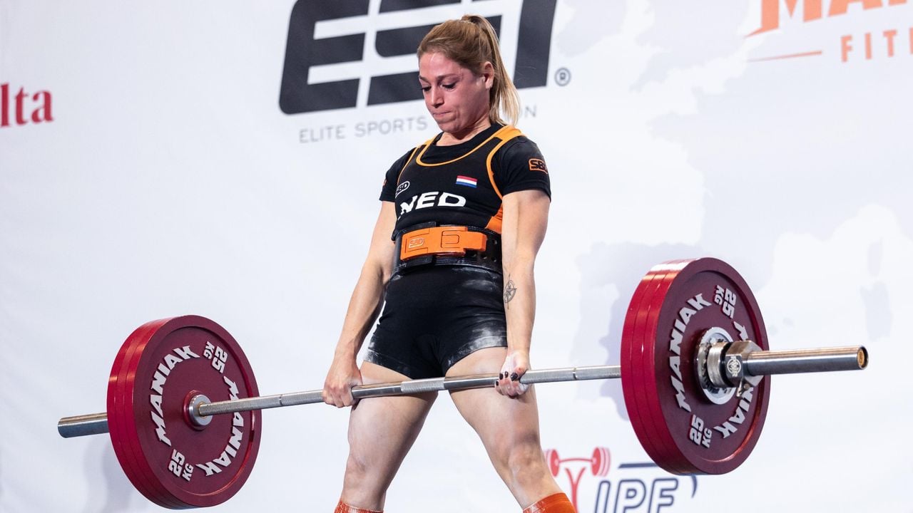 Pleun Dekkers met een deadlift. (Foto: SBD Apparel)