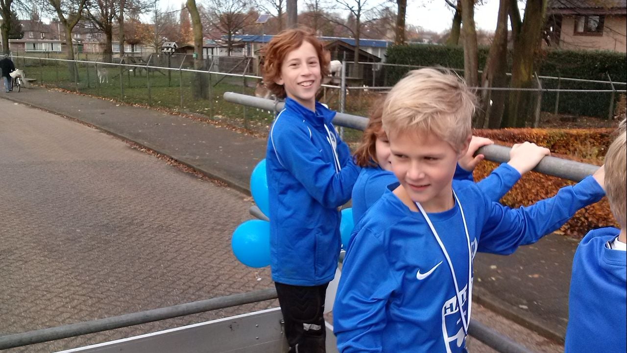 Robin Roefs (links) op de platte kar van VV Heeswijk.