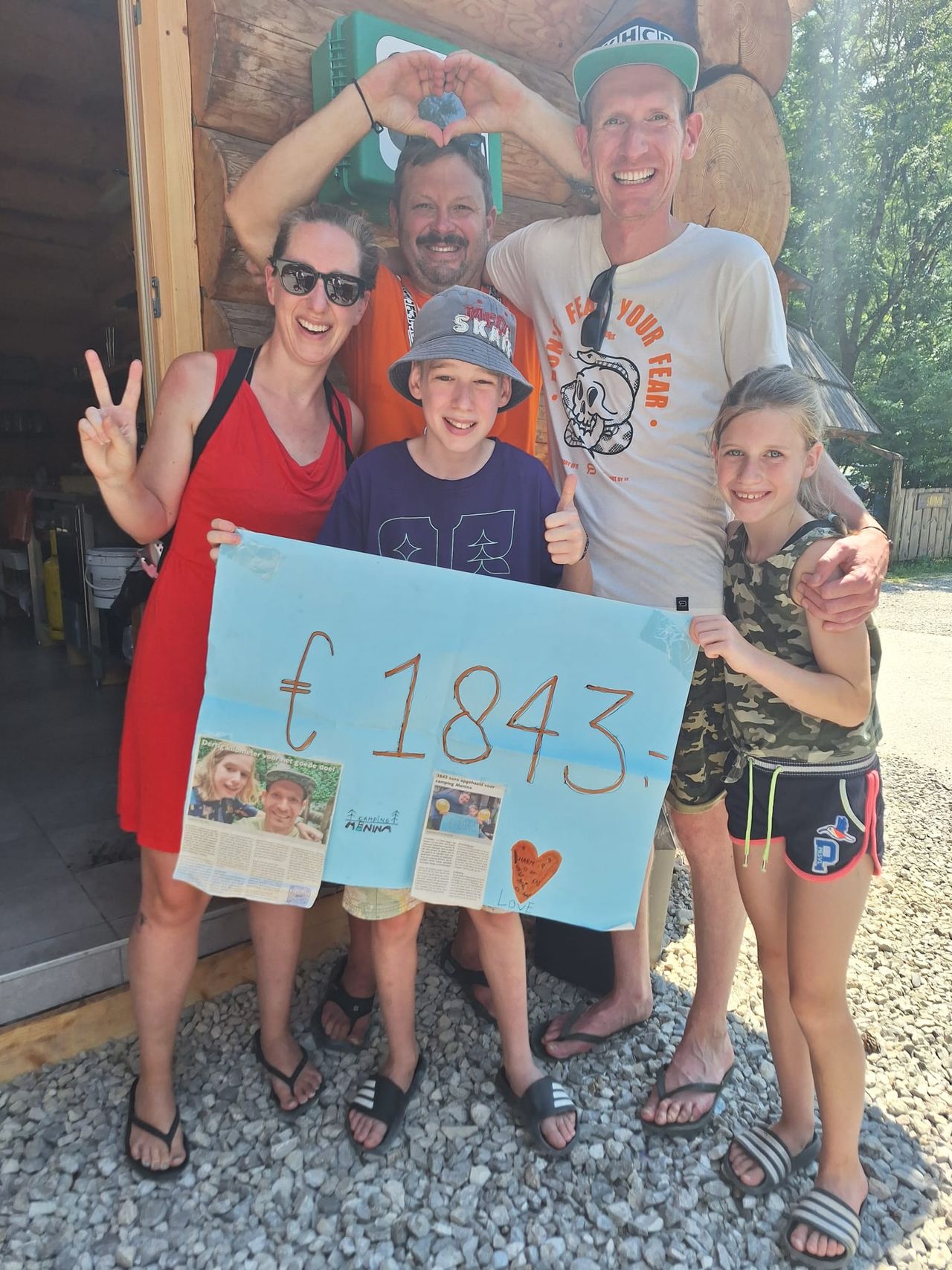 Het gezin overhandigt cheque aan campingeigenaar een jaar na de ramp (privéfoto).