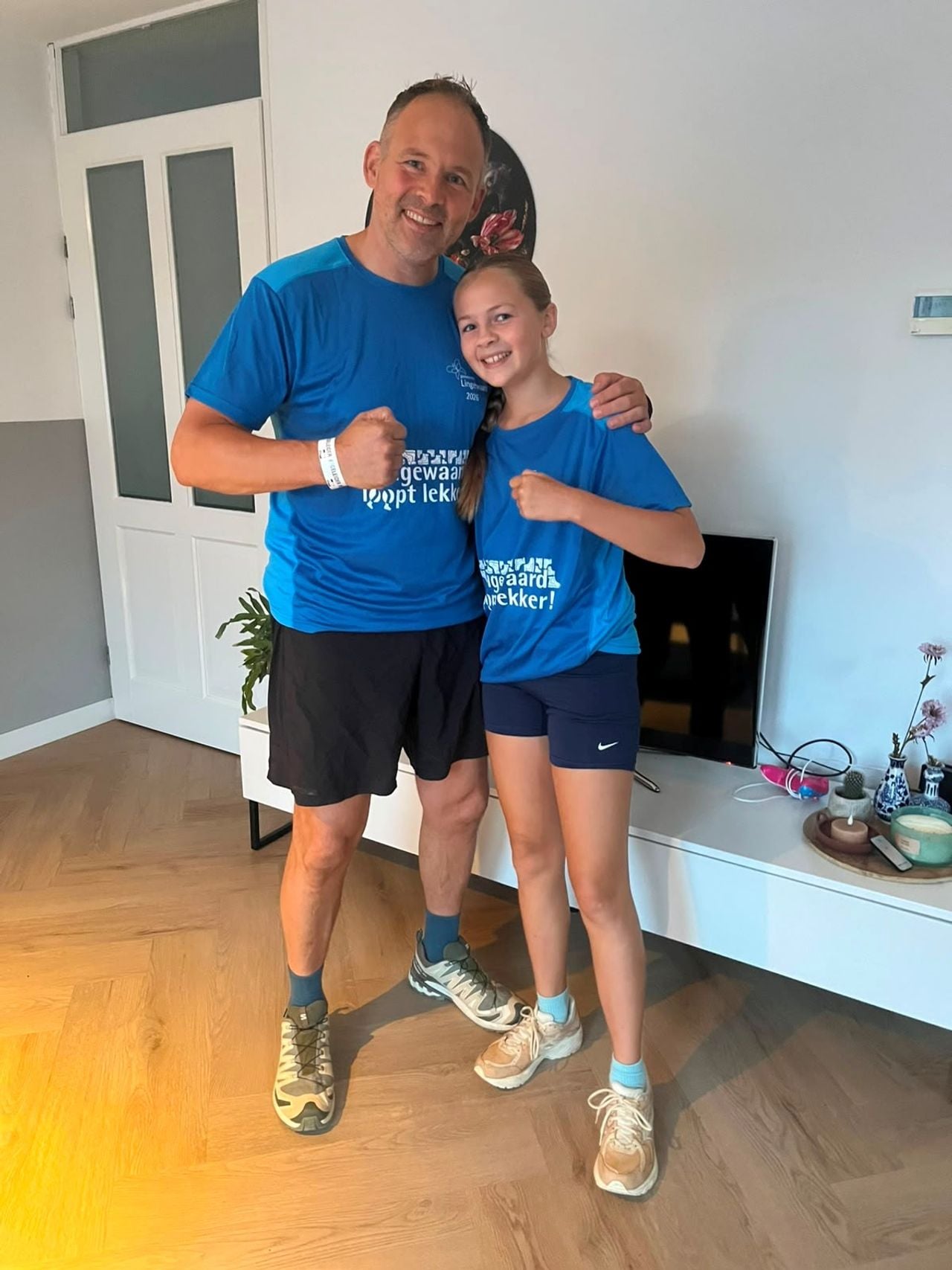 Fien Vermulst uit Tilburg loopt met haar vader de Vierdaagse.