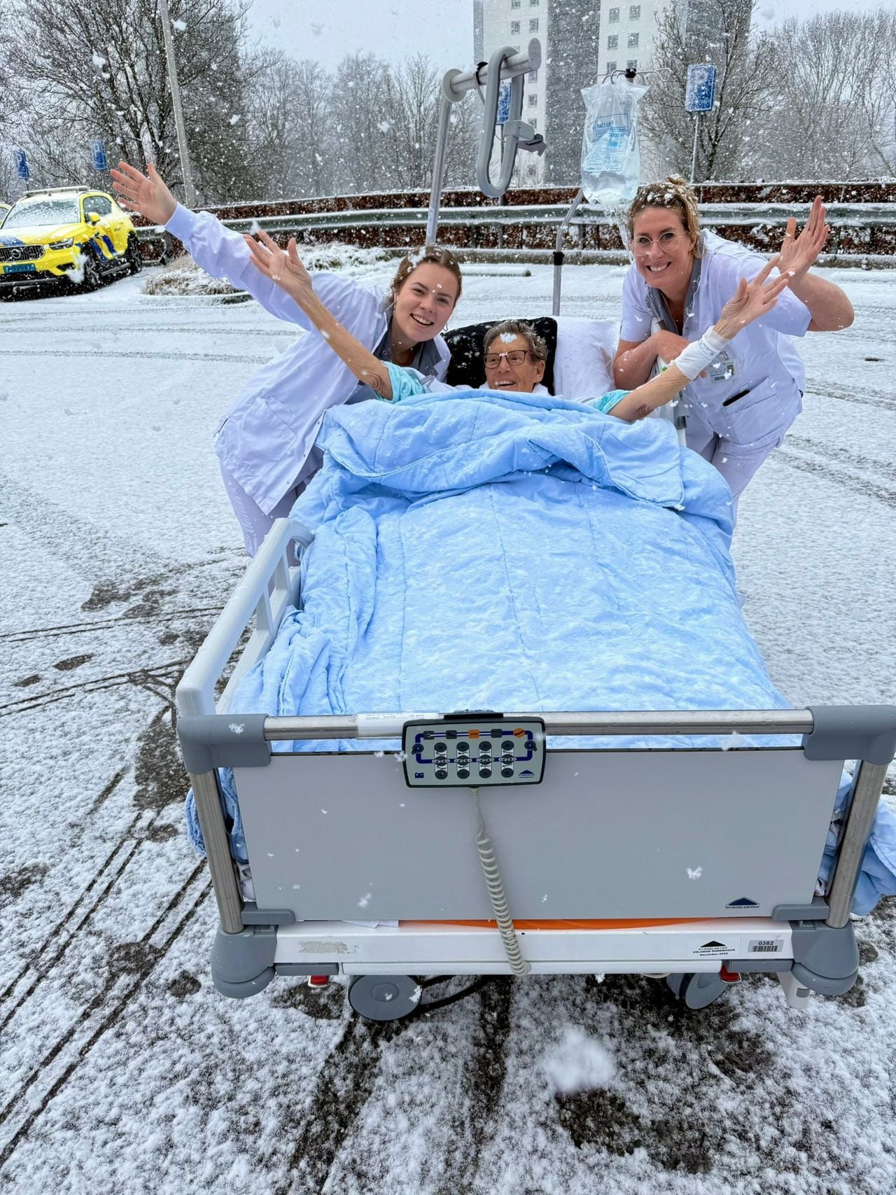Verpleegkundigen Krissy en Eva (rechts) nemen Franci mee de sneeuw in (foto: Oncologie-afdeling Catharina Ziekenhuis).