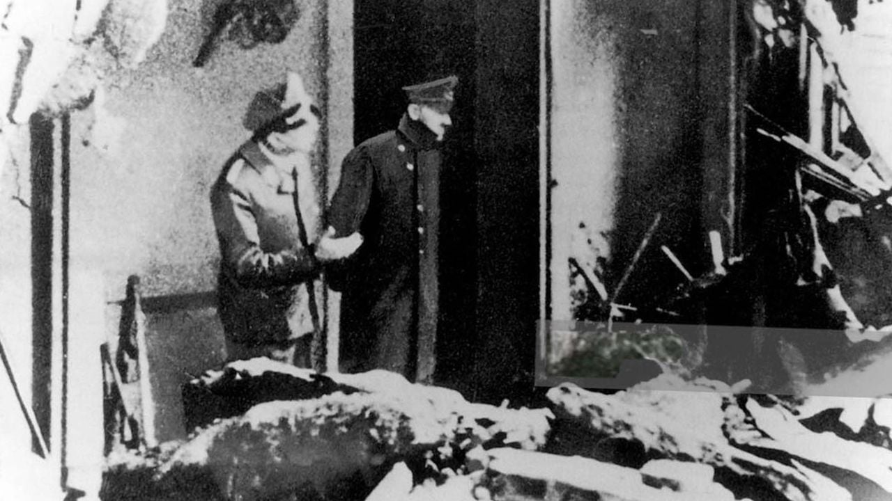 De laatste foto van Hitler (rechts) eind april 1945 in de puinhopen van de Rijkskanselarij