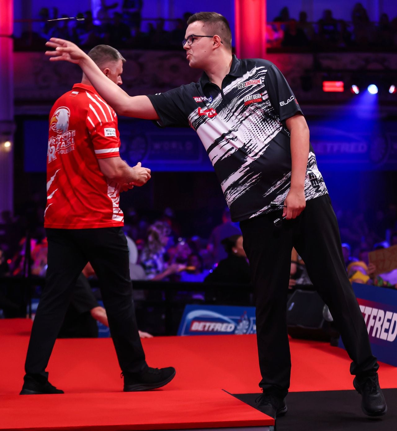 Gian van Veen rekende af met  Krzysztof Ratajski (foto: Taylor Lanning/PDC).