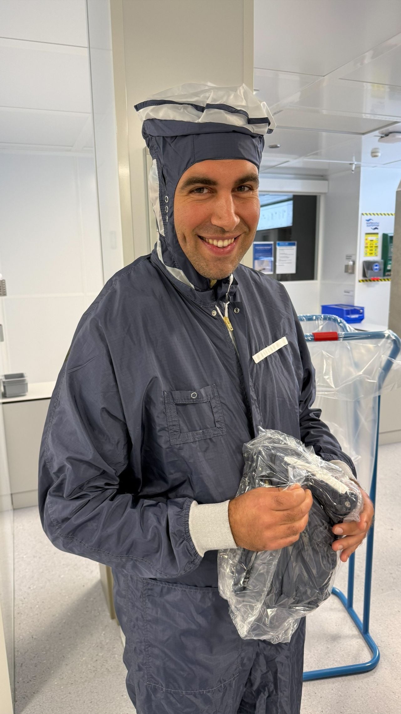 Journalist Ferenc Triki in de omkleedruimte voor de cleanroom (foto: ASML).