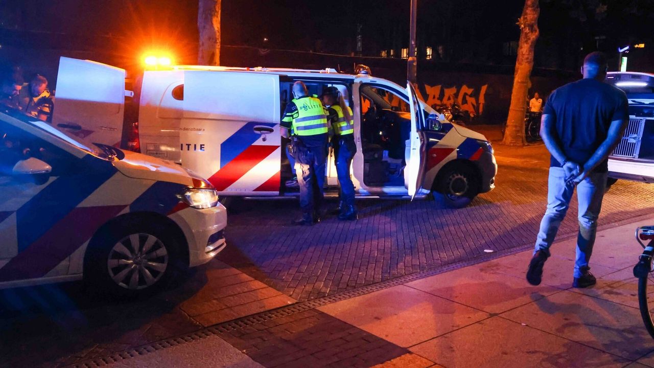De agenten moesten ingrijpen toen de sfeer op het Stadhuisplein in Eindhoven omsloeg (foto: Dave Hendriks/SQ Vision).