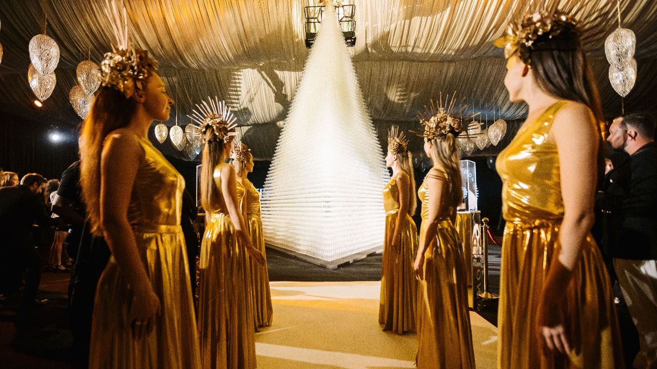 De champagnetoren bevat 54.740 glazen (privéfoto).