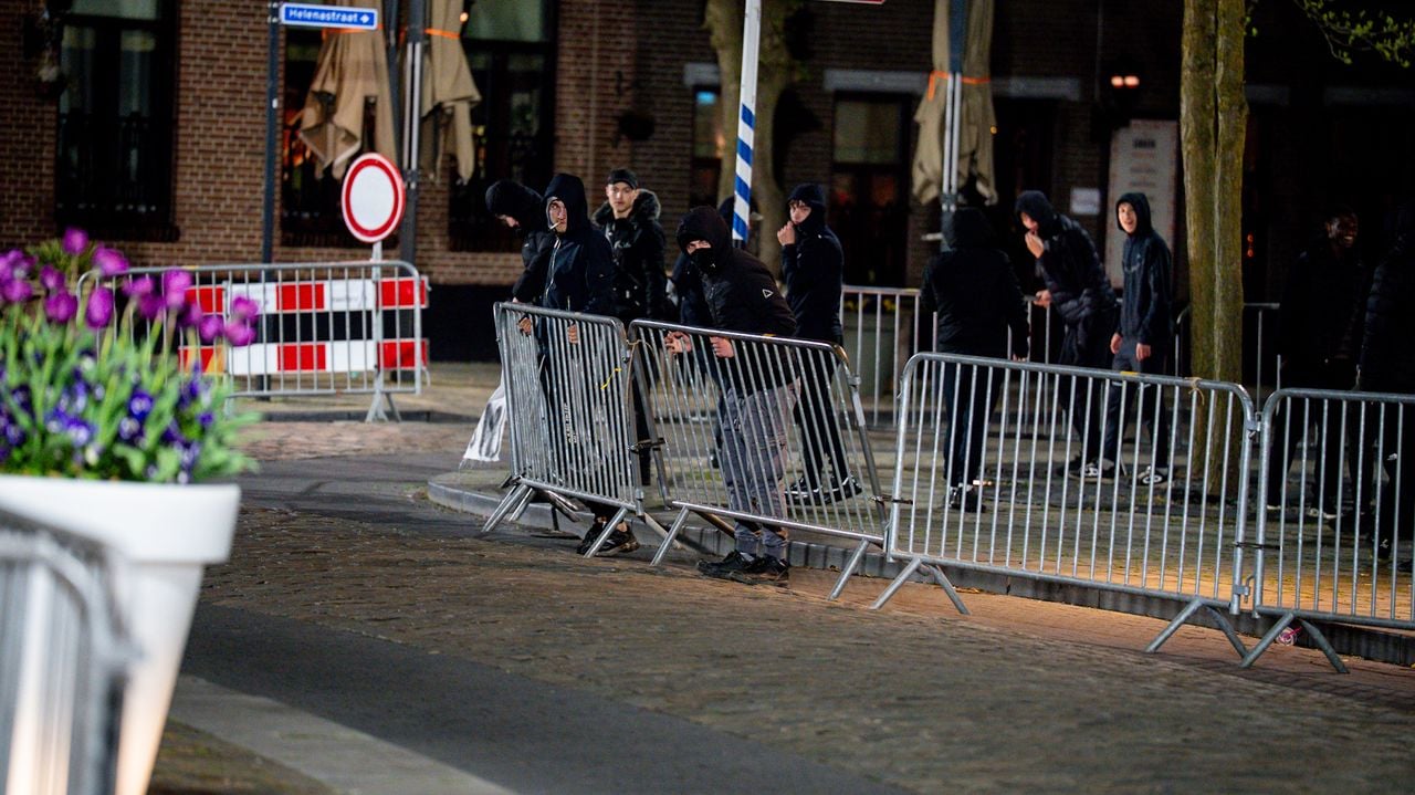 Jongeren duwen hekken de straat op (foto: Roland Heitink / Persbureau Heitink).