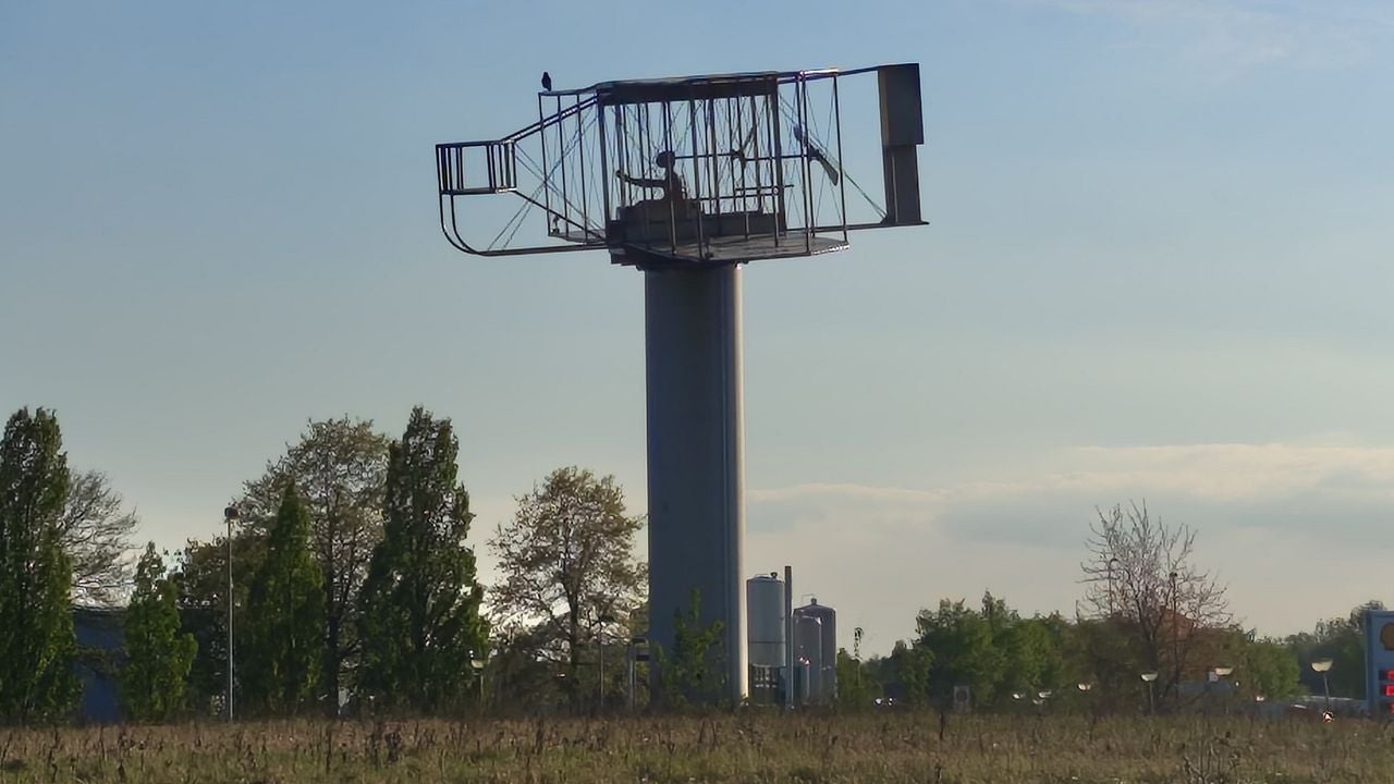 Vliegtuigkunstwerk op rotonde in Etten Leur (Foto: Omroep Brabant)