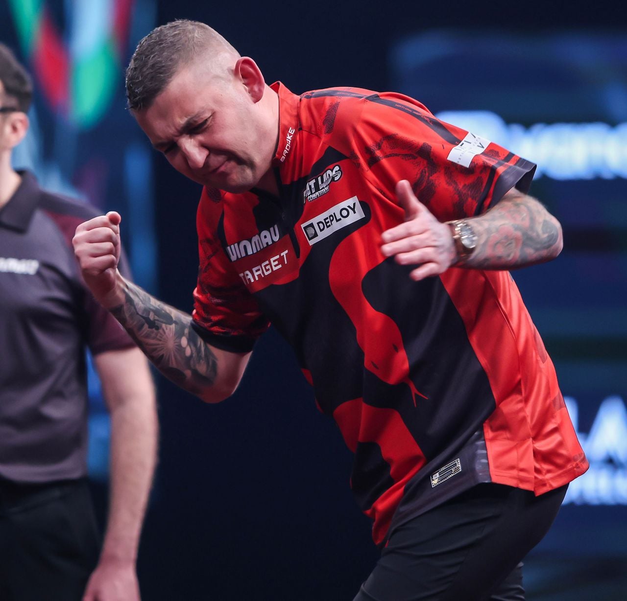 Nathan Aspinall liet het in de dartswedstrijd tegen Gian van Veen liggen op de dubbels (foto: PDC). 