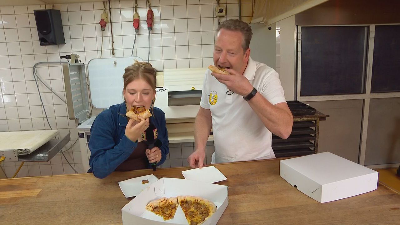 Verslaggever Floortje Steigenga en bakker Pim Filius testen de pizza (foto: Floortje Steigenga).