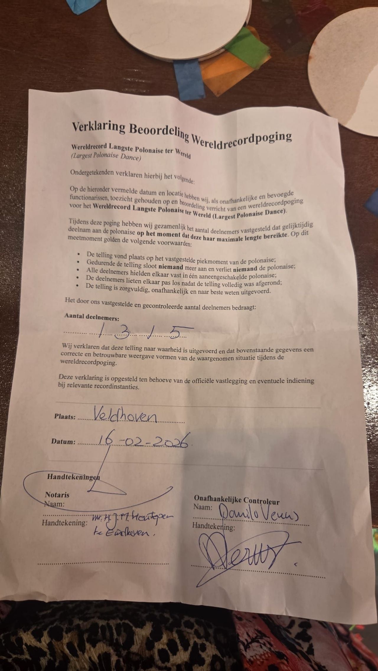 De verklaring: het wereldrecord langste polonaise is binnen (foto: Omroep Brabant).