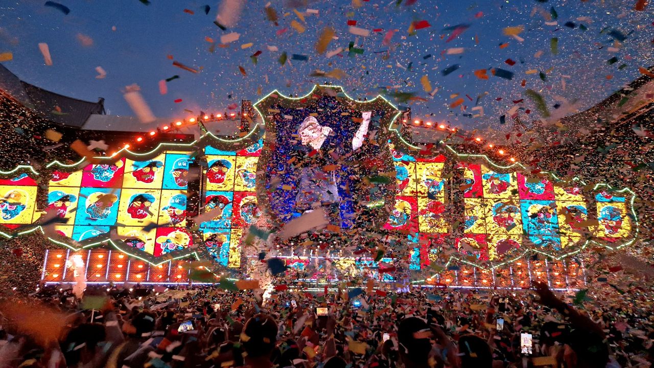 Nog één keer kilo's confetti (foto: Noël van Hooft).