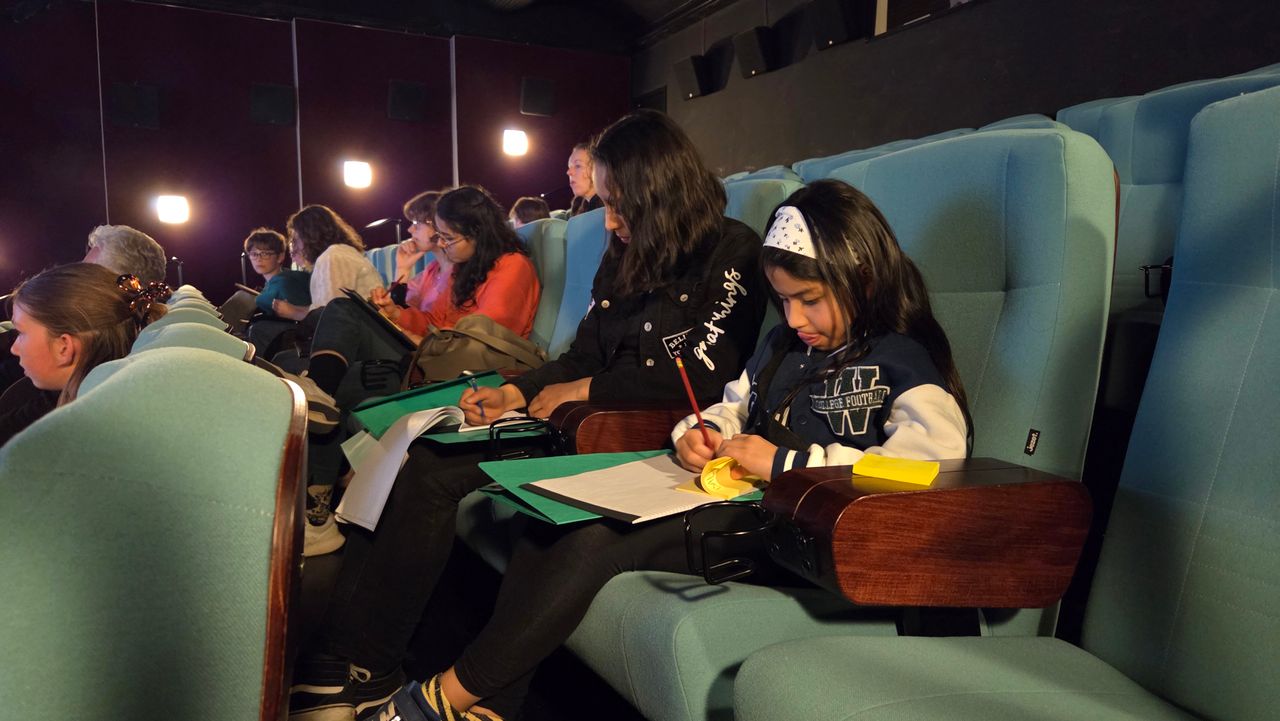 Sarah (13) en vriendin Emma (9) tijdens de workshop van Aaron Blaise (foto: Noël van Hooft).