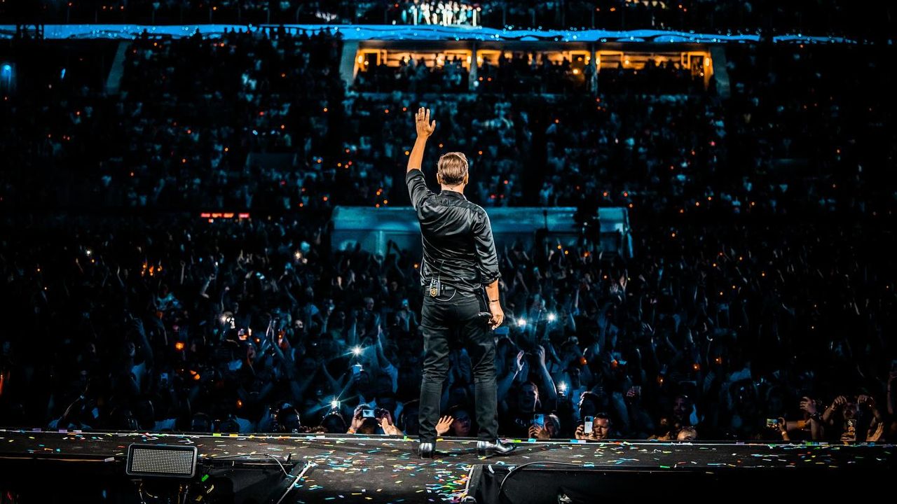 Guus Meeuwis bedankt het publiek (foto: Set Vexy/ Nikki van Toorn)