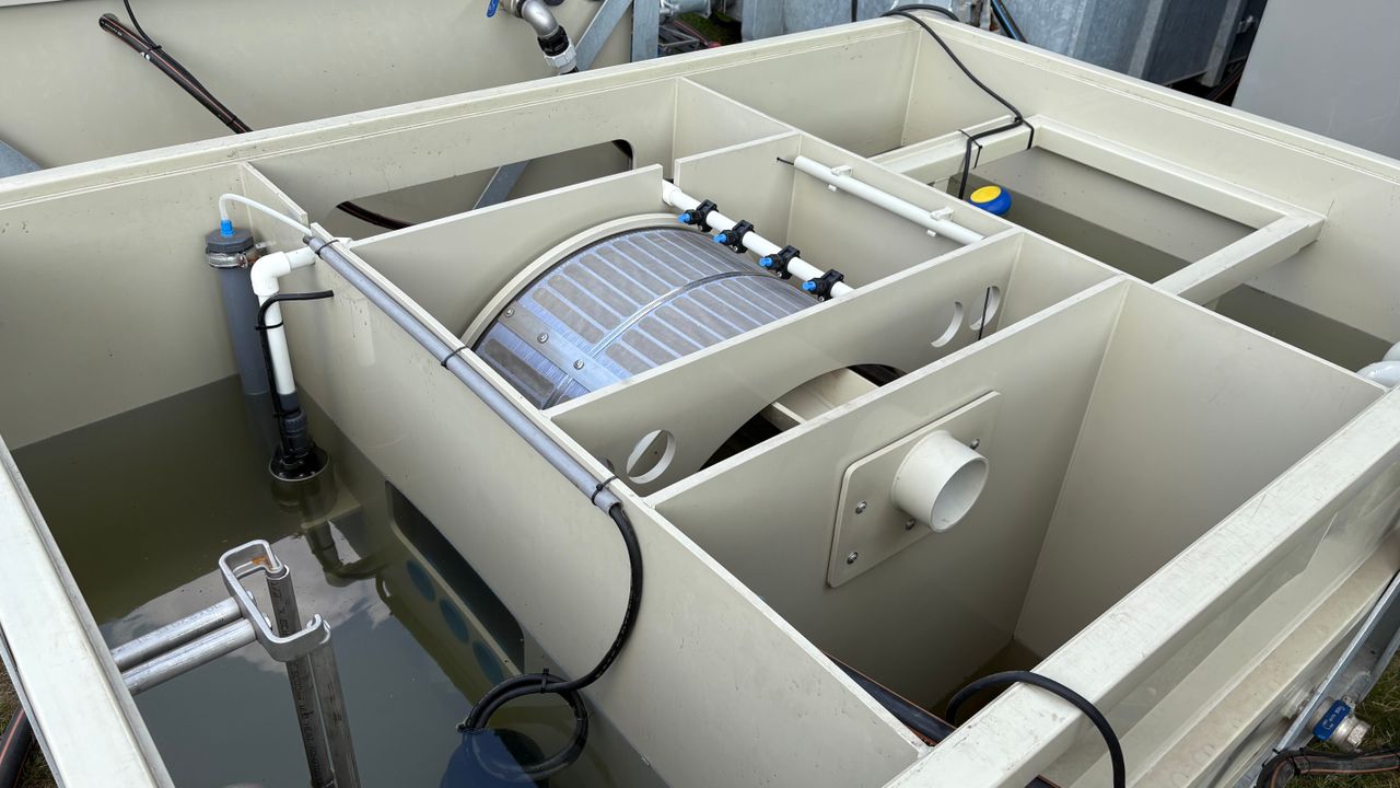 Achter het badhuis is een waterzuiveringsinstallatie geplaatst (foto: Imke van de Laar).