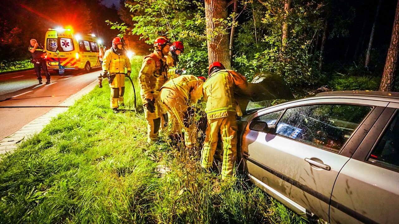 In de Hoberglaan in Son reed een automobilist tegen een boom (foto: Sem van Rijssel/SQ Vision).