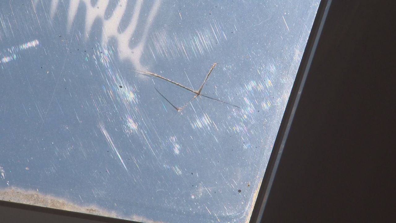 In het dakraam van Mark zat een kras door een stalen balletje (beeld: Omroep Brabant).