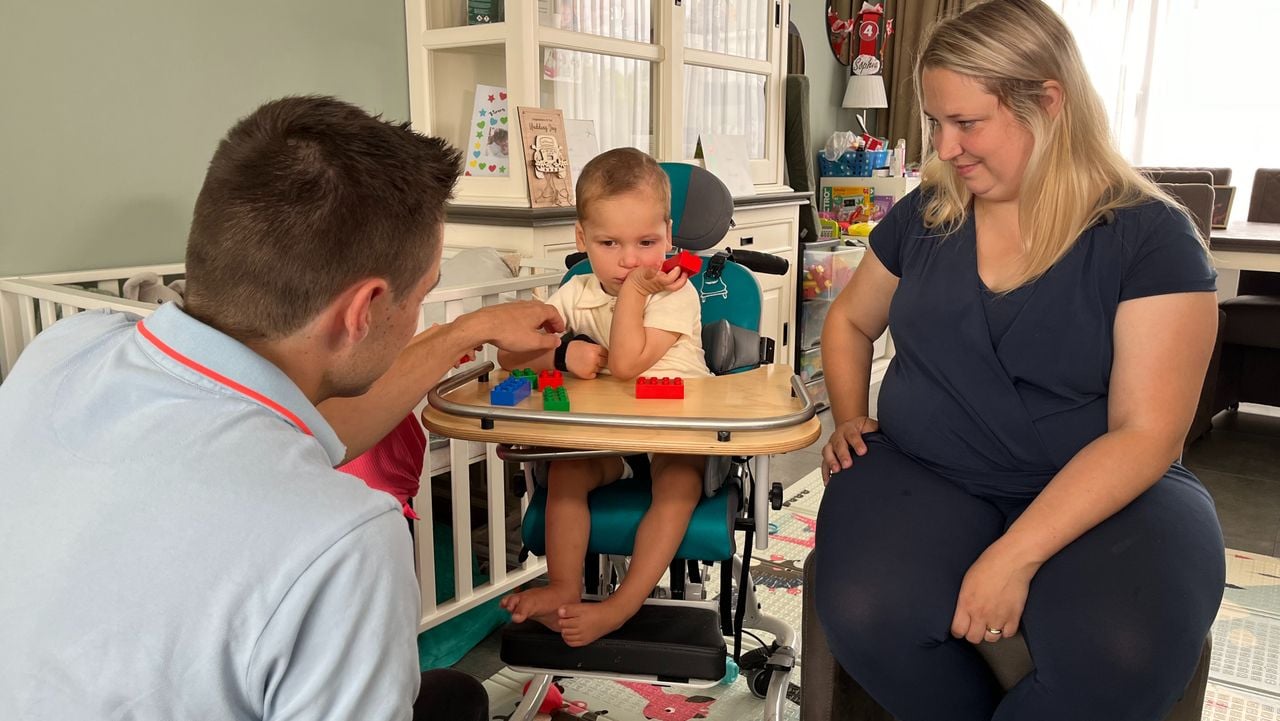 Moeder Silvana en vader Ron met hun zoontje Milan (foto: Floortje Steigenga).