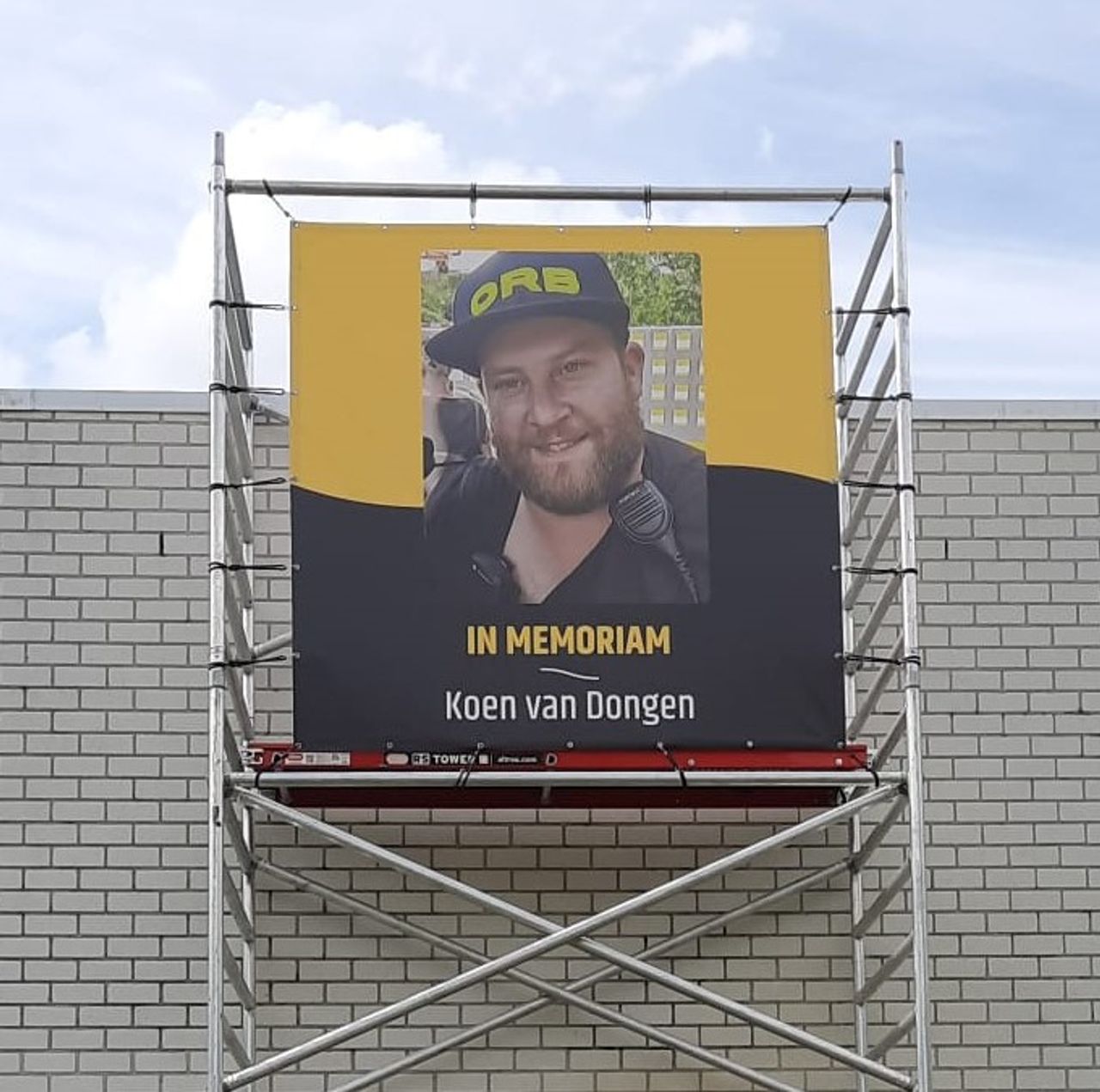 Een herdenkingsbord voor Koen bij sportcomplex De Vennen in Dongen waar de Obstacle Run Brabant altijd plaatsvond (Foto: Nick van Dongen). 