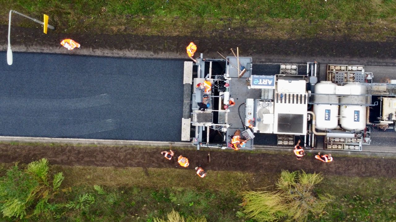 De Asphalt Recycling Train laat een strakke nieuwe weg achter als hij passeert (foto: Jan Peels).