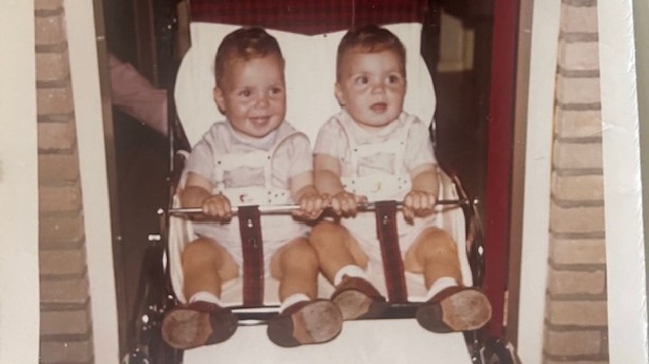 Peter en zijn tweelingbroer, kort na de adoptie (privéfoto).