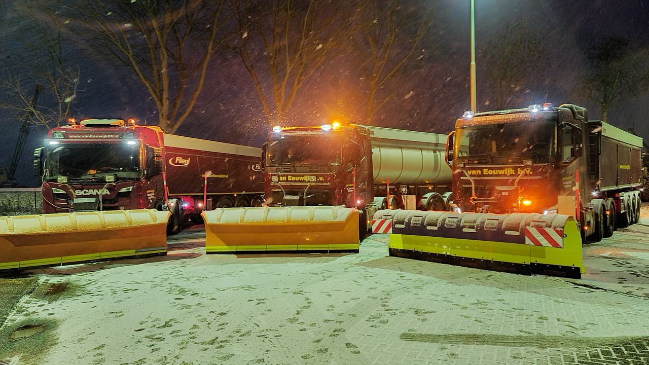 Sneeuwruimers staan klaar om de snelweg A59 schoon te vegen (foto: Peter Aaldering).